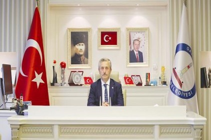 Türk bayrağını yırtmasına tepki gösterdi