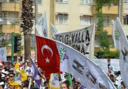 Türk Bayraklı miting dikkat çekti