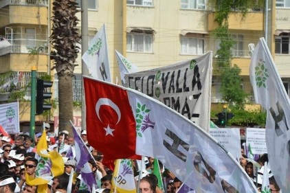 Türk Bayraklı miting dikkat çekti