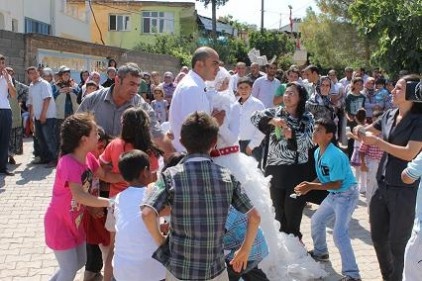 Türk genci gönlünü çadır kentteki Suriyeli&#039;ye kaptırdı 