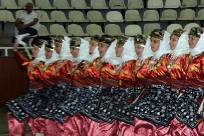 Türk Halk Oyunları Yarışması,10 ilden 37 ekibin katılımıyla yapıldı