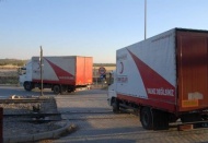 Türk Kızılayı'na ait ilaç ve gıda yüklü 2 kamyon Karkamış Sınır Kapısı'nda bekletiliyor