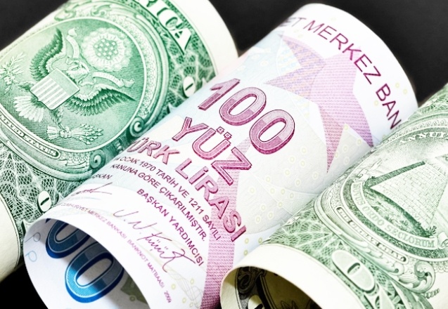 Türk Lirası'nda kayıplar hızlandı; dolar 14,70 lirayı aştı