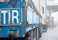 Türk sınırında bekleyen yardım TIR’lara dikkat çekildi