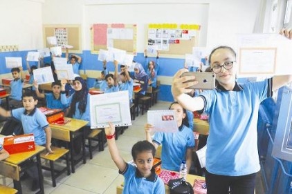 Türk ve Suriyeli toplam 730 bin öğrenci karne sevinci yaşadı