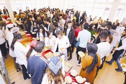 Türk ve yabancı uyruklu öğrenciler Gaziantep yemeklerini öğrendi