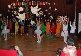 Türkçe ve İngilizce “barış” anlatıldı