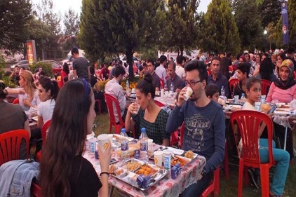 Turkcell, 4500 kişiye iftar yemeği organize etti