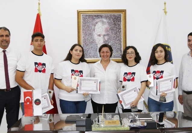 Türkiye genelinde ilk bin öğrenci arasında 7 derece elde edildi