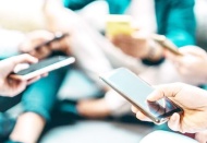 Türkiye insanlar uyanık kaldıkları süre içerisinde 5 saate yakın telefonla oynuyor