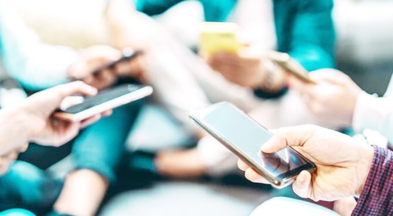 Türkiye insanlar uyanık kaldıkları süre içerisinde 5 saate yakın telefonla oynuyor