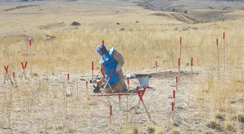 Türkiye-İran sınırındaki 80 bin mayının temizlenmesine başlandı