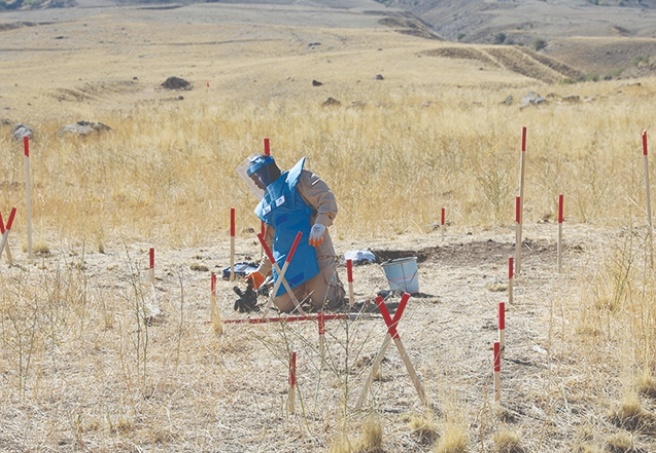 Türkiye-İran sınırındaki 80 bin mayının temizlenmesine başlandı