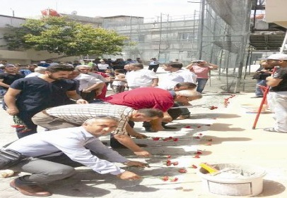 Türkiye Kamu-Sen’den teröre karanfilli kınama 
