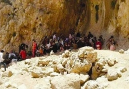 Türkiye sınırında binden fazla mülteci bekliyor