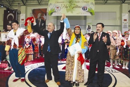Türkiye Üniversiteler Halk Dansları Şenliği&#039;&#039;nde muhteşem gece