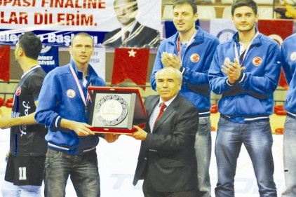 Türkiye Voleybol Federasyonu&#8217;ndan plaket geldi
