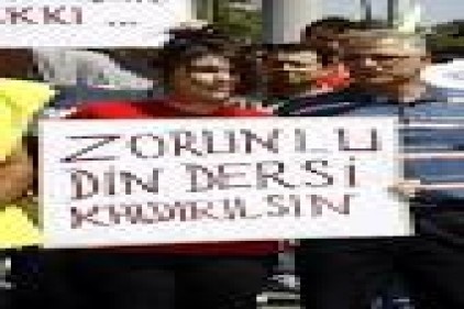 "Türkiye zorunlu din dersi uygulamasına derhal son vermeli"