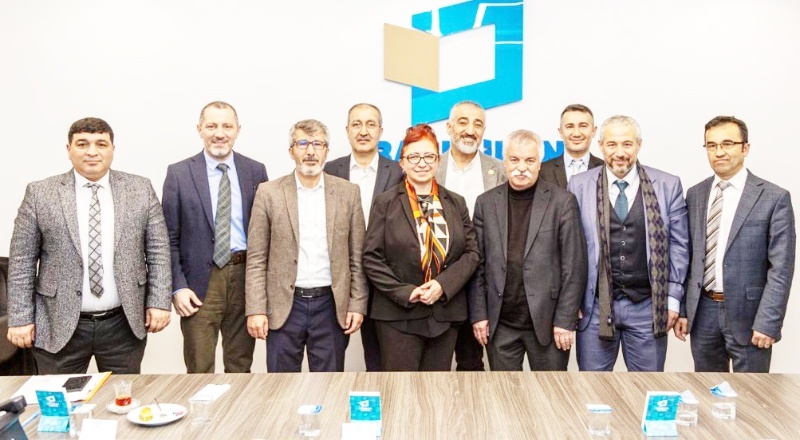 "Türkiye'de ilk kez sorunlarının çözümü için gazetelerin biraraya geldiğine şahit oluyorum”