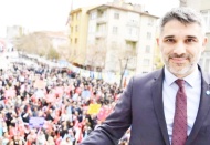 Türkiye’de siyaset, gençlerin ve beyaz yakalıların siyasete gitmesine müsaade etmiyor
