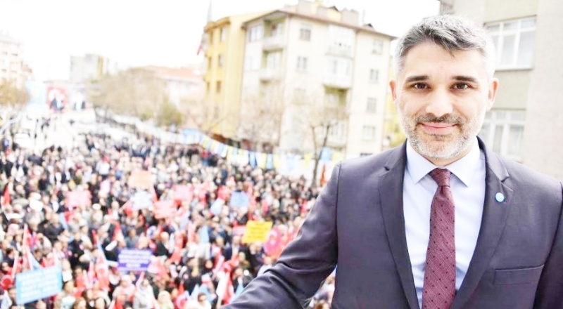 Türkiye’de siyaset, gençlerin ve beyaz yakalıların siyasete gitmesine müsaade etmiyor