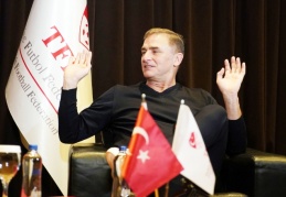 "Türkiye'de teknik direktörler başkanların yardımcı antrenörleridir!"
