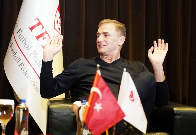 "Türkiye'de teknik direktörler başkanların yardımcı antrenörleridir!"