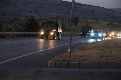 Türkiye&#8217;nin sınır illerine askeri sevkiyat sürüyor