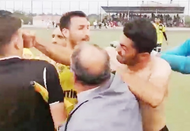 Turnuva maçında yedek oyuncu hakeme yumrukla saldırdı