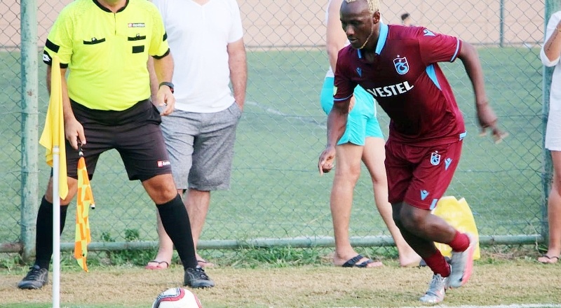 Turnuvada yurt içi ve yurt dışında üst düzey futbol oynamış birçok oyuncu da top koşturdu