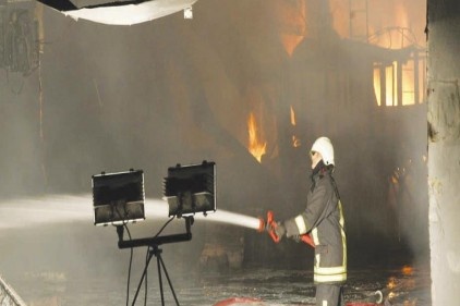 Tutkal Fabrikası&#8217;ndaki yangın korkuttu