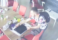 Tuvalet ihtiyacı diye geldi,bilgisayarı çalıp gitti