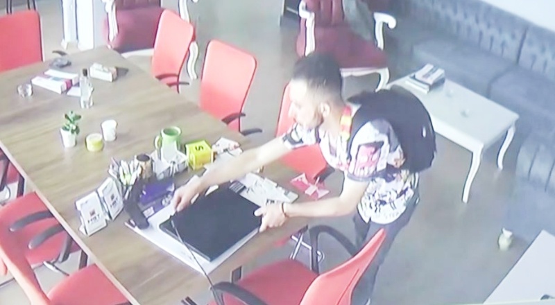 Tuvalet ihtiyacı diye geldi,bilgisayarı çalıp gitti