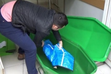 Tuvalette doğurdu, boğup öldürdü