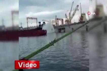 Tuzla&#039;da bir tersanede vinç denize devrildi