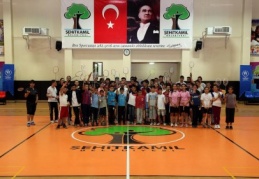 100’ü aşkın genç badmintoncuya ev sahipliği yapılıyor