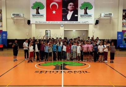 100’ü aşkın genç badmintoncuya ev sahipliği yapılıyor