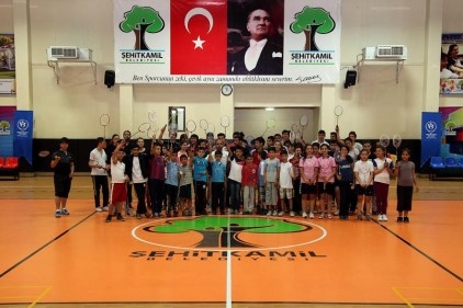100&#8217;ü aşkın genç badmintoncuya ev sahipliği yapılıyor
