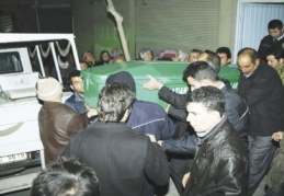 Üç aylık bebeğinin yanında ölü bulundu