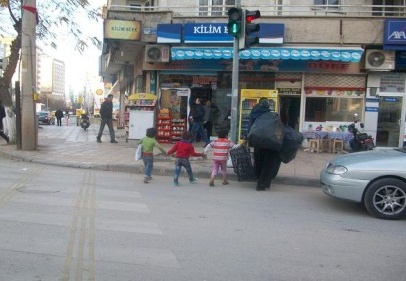 Üç çocuğuyla sokak sokak dolaşıp çöp topluyor