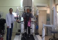Üç haftalık robotik tedavi sayesinde destekle yürüyebiliyor