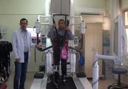 Üç haftalık robotik tedavi sayesinde destekle yürüyebiliyor