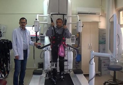 Üç haftalık robotik tedavi sayesinde destekle yürüyebiliyor