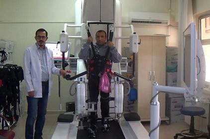 Üç haftalık robotik tedavi sayesinde destekle yürüyebiliyor