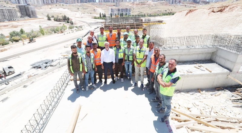 Üç katlı köprülü kavşak trafiğe nefes aldıracak