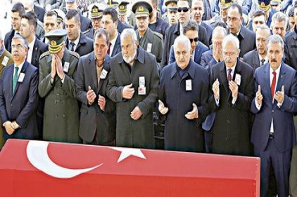 Üç Türk askeri &#8220;dost ateşi&#8221; ile öldürüldü