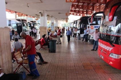 Uçak biletlerinin ucuzlaması otogarlardan bayram havasını aldı götürdü. 