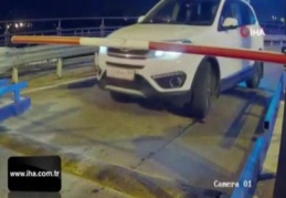 Ücretli olduğunu sandıkları otoparkın bariyerini kırdılar