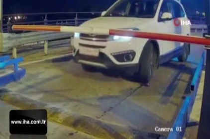 Ücretli olduğunu sandıkları otoparkın bariyerini kırdılar