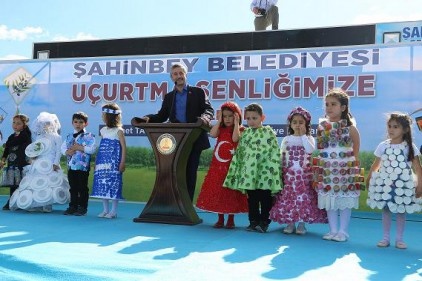 Uçurtma Şenliğinde binlerce uçurtma dağıtıldı